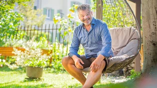 Schauspieler, Stimm- und Sprechtrainer und Churer Kulturpreisträger: Christian Sprecher, fotografiert in einem Garten in Chur.

