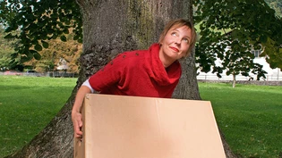 Spricht auf der Bühne mit Kartonschachteln: Annick Langlotz steht alleine auf der Bühne, wird in ihrem Theaterstück aber von Stimmen aus dem Hintergrund und aus Kartonschachteln begleitet.