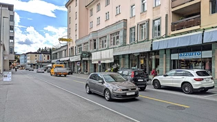 Ortsunkundige Wagenlenker verirren sich immer mal wieder auf die falsche Fahrspur. 