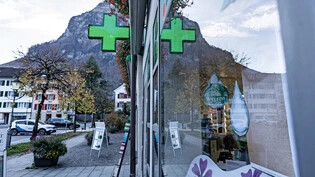 Legal kiffen als Versuch: Schon bald sollen 300 Glarnerinnen und Glarner einen Joint mit THC-haltigem Cannabis aus der Apotheke drehen können.