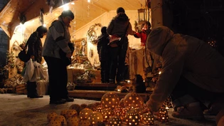 Weihnachtsstimmung am Weihnachtsmarkt in Glarus. Gross und Klein freuen sich über Lichter, Weihnachtsschmuck und Geschenkideen.