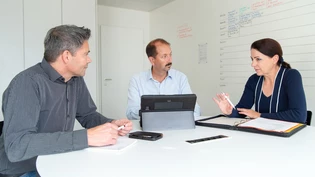 Eingespieltes Team: die Medienstelle der Kantonspolizei Graubünden mit der Leiterin Anita Senti, Markus Walser und Roman Rüegg (von rechts). 
