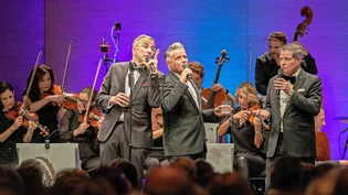 Jubiläumsshow 10 Jahre The Mountain Rat Pack im GKB-Auditorium in Chur: Das swingende Trio Jörg Guyan, Hampa Rest und André Renggli (von links) präsentieren ein Konzert und zwei Dinner Shows, inspiriert von Musikern wie Frank Sinatra, Sammy Davis Jr. und Dean Martin. Im Hintergrund Luca Sisera am Bass. 