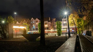 Blick in den Park am Lindenquai: Wenn der Stadtpark nachts Tore schliesst, wandert die Churer Drogenszene über die Plessur zum Lindenquai.
