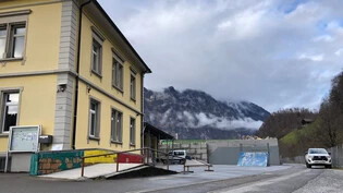 Beton statt Asphalt: Der Platz beim Jugendhaus Gaswärch in Glarus soll für 240’000 Franken zu einem kleinen Freestyle-Park umgebaut werden.