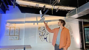 Vergangene Woche in Davos: Twing-Tec-Mitgründer Dino Costa präsentiert die Windenergiedrohne im Davoser Rätia Center. 