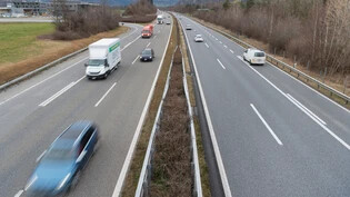 Zusammenrücken: Auf der Autobahn A13 – im Bild bei Maienfeld mit Blick Richtung Landquart – ist die Umnutzung der Pannenstreifen in eine dritte Spur projektiert. Der begrünte Mittelstreifen wird aufgrund des erhöhten Platzbedarfs weichen. 