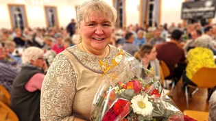 Die neue Jassmeisterin: Die Weesnerin Elke Aliesch freut sich über den Sieg und das gewonnene E-Bike.