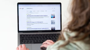 Information über die Google-Suche: Eine neue Studie zeigt, dass sich die Hälfte der Internetnutzenden direkt beim Suchdienst Google auf dem Laufenden halten – und dabei im «Google-Ökosystem» bleiben.