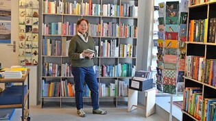 Strahlende Buchhändlerin: Simone Nuber liegt die rätoromanische Literatur am Herzen.