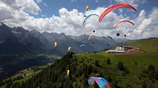 Erhabene Erscheinung: Gleitschirmpilotinnen und -piloten zieren das Bündner Alpenpanorama, hier bei den Schweizer Meisterschaften 2022 in Scuol.