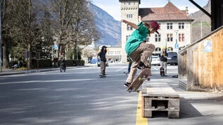 Die Kinder und Jugendliche zieht es wieder nach draussen zum Skaten – wie hier beim Güterschuppen in Glarus. 