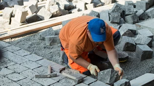 Billiger, aber weniger nachhaltig: Im Strassenbau werden oft weitgereiste Steine verbaut.