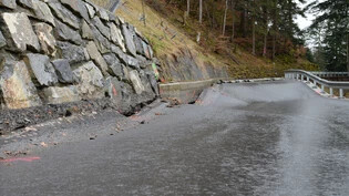 Wellen im Asphalt: Der Abschnitt im Bereich der Wagenrunse in Schwanden hat sich am Karfreitagabend um rund einen Meter abgesenkt.