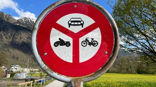 Ungeklärte Umstände: Ein solches Verkehrsschild «Verbot für Motorwagen, Motorräder und Motorfahrräder» verschwand vor einiger Zeit in einer Strasse in Näfels. 