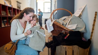 Hier werden Familien fündig: Eine Mutter öffnet in der Sonderausstellung «Marktplatz Mittelalter: Wirtschaft zwischen Alpen und Rheinfall» einen Sack zur Schatzsuche im Museum.
