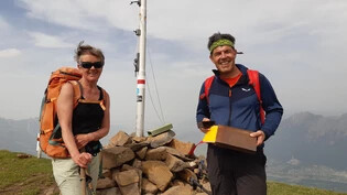 Gipfelziel erreicht: Angelika Müller und Fadri Ratti am Dienstagnachmittag auf dem Alvier.