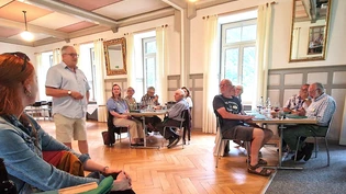 Diesmal im geschichtsträchtigen Hotel «Tödi»: Einmal pro Jahr treffen sich die Chronistinnen und Chronisten des «Neujahrsboten Glarus Süd» zum gemütlichen Zusammensein.