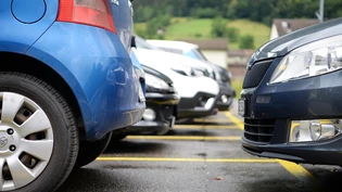 Zugeparkt: Ein Mann lässt einer Autofahrerin keinen Manövrierraum und wird dafür bestraft.