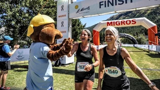 Herzliche Begrüssung: Das Murmeltier-Maskottchen gratuliert zwei Teilnehmerinnen des St. Moritz Running Festivals zum Zieleinlauf. 