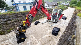 Damit sich das Wasser nicht staut: Aus dem Bösbächibach müssen mehrere 100 Tonnen Gesteinsmaterial ausgebaggert werden.