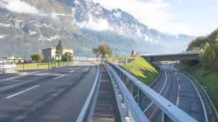Beim Autobahnanschluss Murg gehts nicht auf die Autobahn: Wenn die Seestrecke gesperrt ist, müssen die Mühlehorner über den Kerenzerberg ausweichen. 