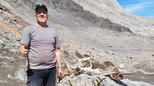 «Ein komisches Ding»: Kristallsucher Ueli Wolf posiert kurz nach dem Fund auf dem Cavagnöö-Gletscher für ein Foto mit dem Schlitten. 