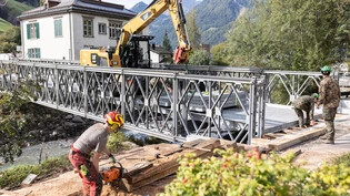 Letzter Schliff: Die Notbrücke über den Sernf ist bald fertig. Zwei solcher Brücken werden vom Militär auch fürs Esaf in Mollis aufgebaut.