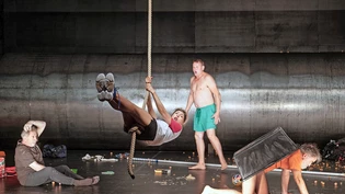 Brillante Truppe: Was der Orang-Utan (André Jung, links) und die Schildkröte (Sebastian Blomberg, rechts) mit der Geschichte des Geschwisterpaars Charlotte (Ursina Lardi) und Devid Striesow zu tun haben, wird den Zuschauenden nicht wirklich klar. 