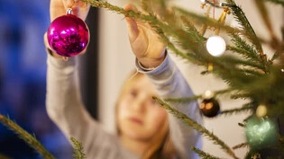 Wenn das Geld knapp ist: Mit der Aktion «Wunschbaum» möchte die Hauptabteilung Soziales auch Familien, die Sozialhilfe beziehen, ein schönes Weihnachtsfest mit Geschenken für die Kinder ermöglichen.