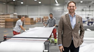 Viel Platz: Swisspearl-CEO Marco Wenger gibt einen Einblick in die neue Produktionshalle in Niederurnen.