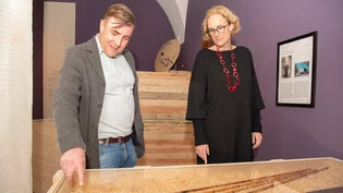 Spuren hinterlassen: Andrea Kauer Loens, hier mit Kurator Wendelin Kugler, verlässt das Rätische Museum, in welchem sie eindrückliche Ausstellungen wie «Betörend verstörend» zu exotischem Sammelgut realisiert hat.