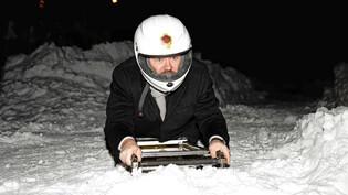Probeliegen: Der britische Botschafter versucht sich auf einem Skeletonschlitten am Start des Cresta Run in St. Moritz.  