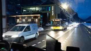 Bis 35 Minuten verspätet: Die Postautos stecken gleich wie die Autofahrer im Stau fest.