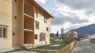 Überzeugte die Jury: Das Mehrfamilienhaus von Matthias und Susanne Frasnelli in Bonaduz (links) schaffte es 2021 im Wettbewerb um den Sonderpreis von Graubünden Holz auf den 1. Rang. 