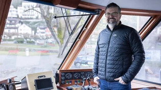«Damit fahren kann ich nicht»: Daniel Grünenfelder ist Geschäftsführer des Schiffsbetriebs Walensee und posiert hier auf der Brücke seines neuen Schiffs.