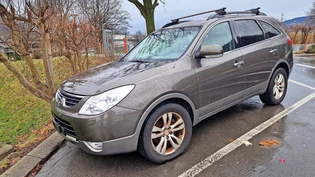 Vier Stunden sind erlaubt: Dieser herrenlose Hyundai Rok blockiert schon seit dreieinhalb Monaten ein Parkfeld auf der Autobahnraststätte in Niederurnen.