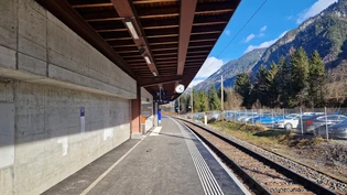 SBB-Station Linthal-Braunwaldbahn: Gähnende Leere, wo einmal mehrere Sitzbänke standen.