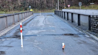 Freie Fahrt über die «gesperrte» Linthbrücke: Unbekannte haben zwei der vier Pfosten aus der Bodenverankerung herausgerissen.
