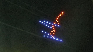 Von entsprechenden Klängen untermalt, zauberte das Team bunte Bilder in den Nachthimmel.