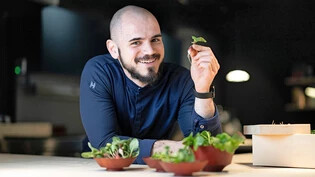 Erst grad geerntet: Simeon Nikolov, Chefkoch des Restaurants «Oz» in Fürstenau, mit einem Babyradiesli aus seinem Garten. 