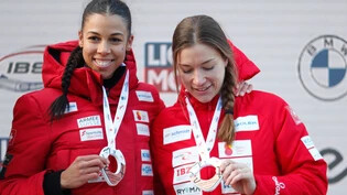 Einer der schönen Momente: Mara Morell (rechts) begutachtet an der Seite ihrer Pilotin Melanie Hasler ihre EM-Bronzemedaille.