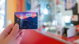 Chur Card, nicht für alle: Die Einheimischenkarte steht nicht allen Churerinnen und Churern zu. Nur die Personen, die ihren gesetzlichen Wohnsitz fest in Chur haben, bekommen reduzierte Tarife für verschiedene Angebote.