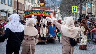 Gute Stimmung: Beim diesjährigen Fasnachtsumzug in Chur feiern viele kostümierte Menschen in der Innenstadt.