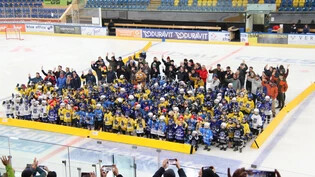 Es war gar nicht einfach, alle Teilnehmenden der GKB Hockeyschule sowie die Betreuer und Maskottchen «Cornel» ruhig aufs Bild zu kriegen.  