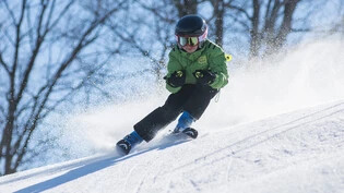 Skifahren: Mit gutem Gewissen und hoher Geschwindigkeit auf Skiern den Berg hinab. 