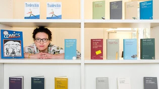 «Zeit für eine Veränderung»: Anita Capaul – hier anno 2015 mit Publikationen des romanischen Verlagshauses – sucht sich eine neue Herausforderung in der Stabsstelle Digitale Verwaltung des Kantons Graubünden.