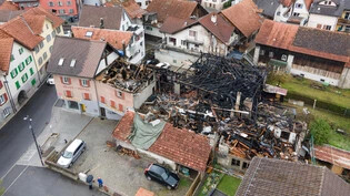 Schutt und Asche: Nach dem Brand in Domat/Ems ist von den zwei Ställen fast nichts mehr übrig. Ein Wohnhaus wurde durch das Feuer stark beschädigt.