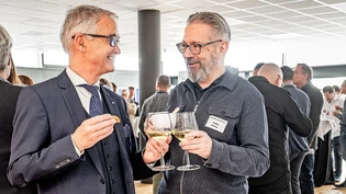 Anstossen auf die KI: Gastro-Graubünden-Präsident Franz Sepp Caluori mit Digitalexperte Fabio Aresu beim Stehlunch im «City West» in Chur.
