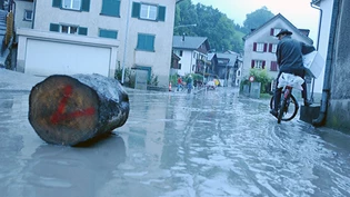 August 2005: Die Linth sucht sich vor 19 Jahren ihren Weg durch Ennetbühls, zurück bleibt eine Schlammschicht.